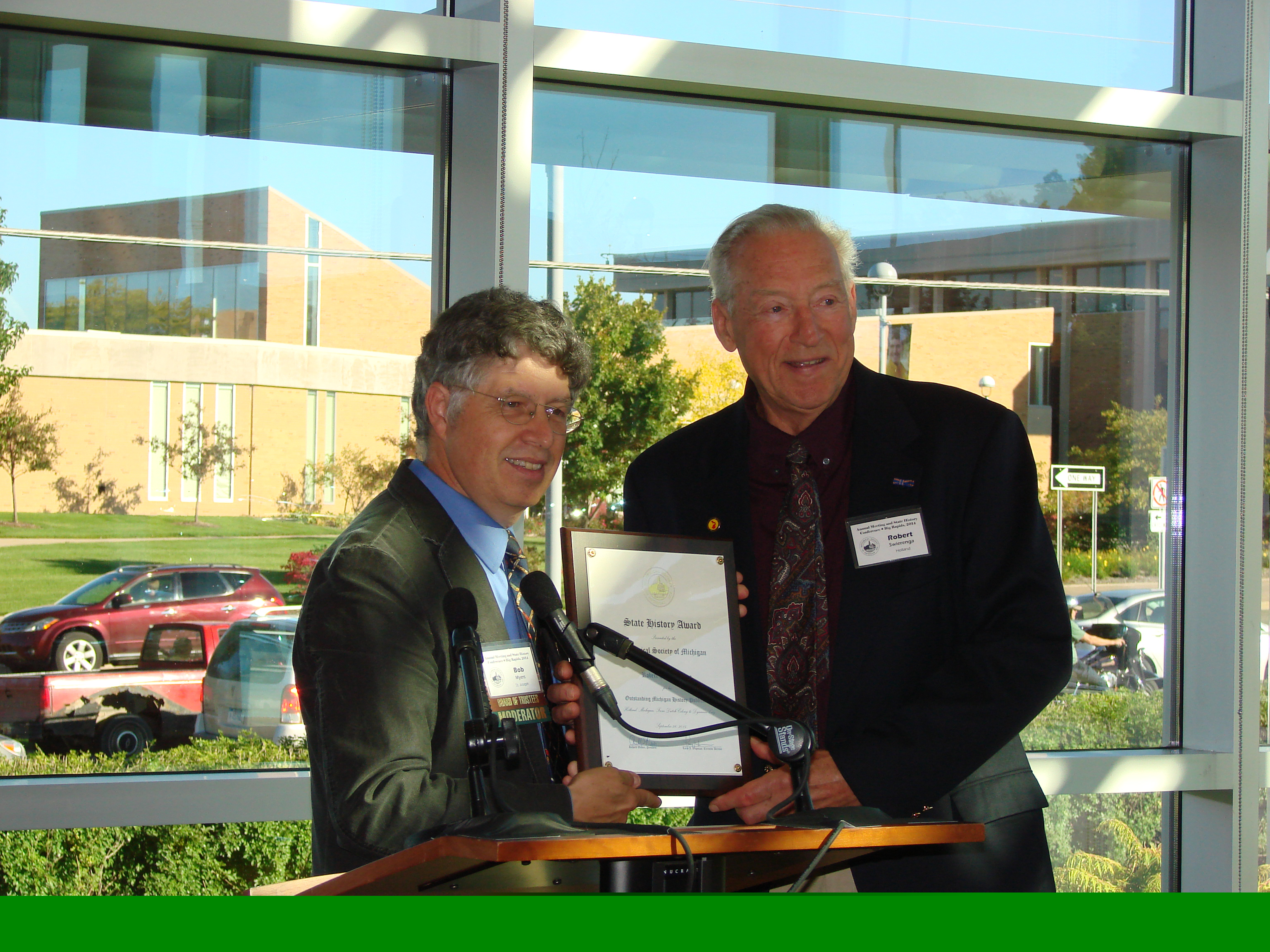 Photo of Robert Swierenga receiving award for book of the year